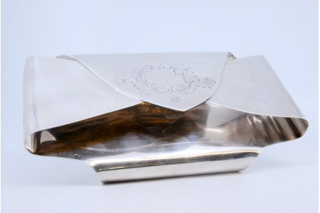 Porta cartas em prata lisa com cartela gravada para monograma.